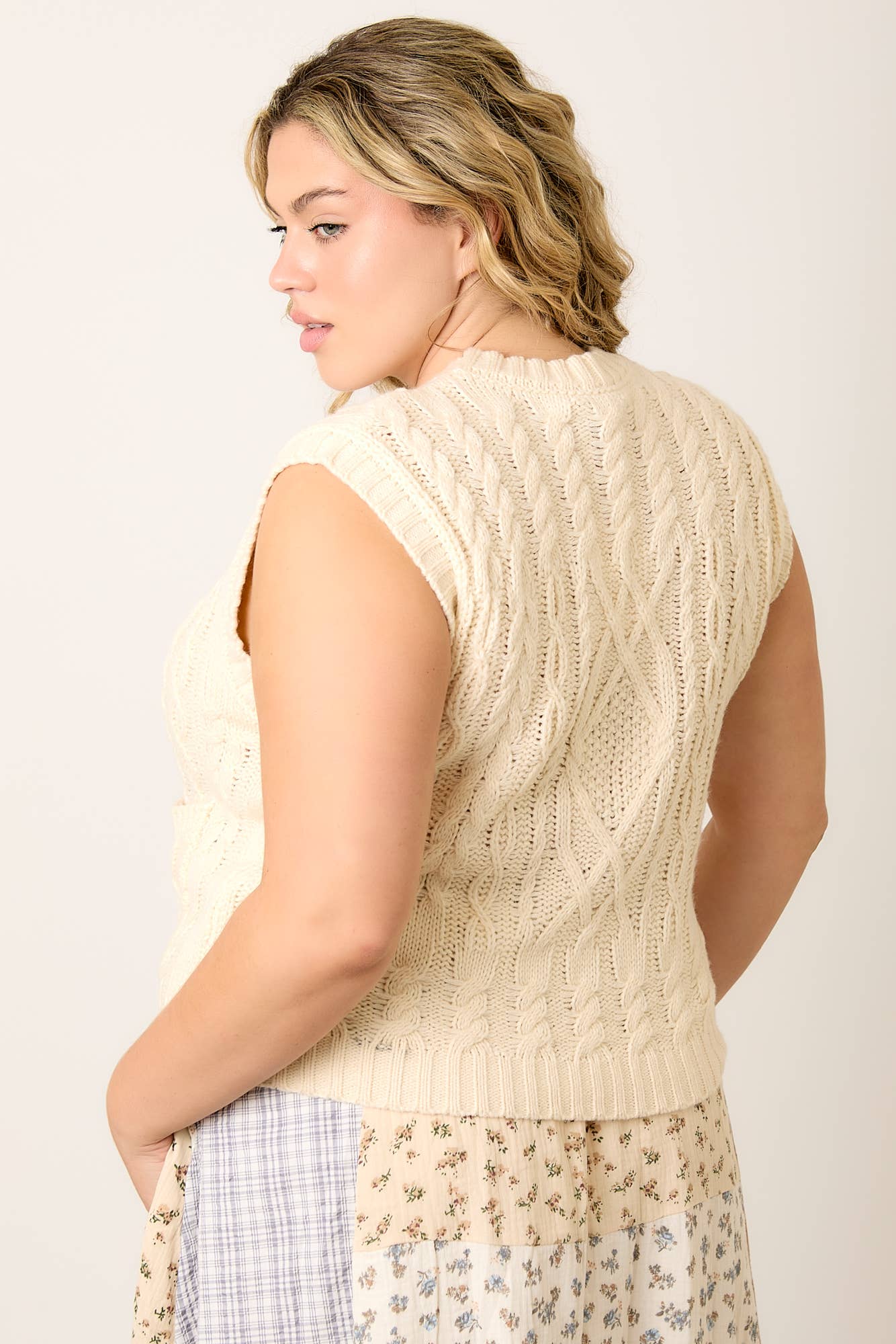 CABLE KNIT SWEATER VEST